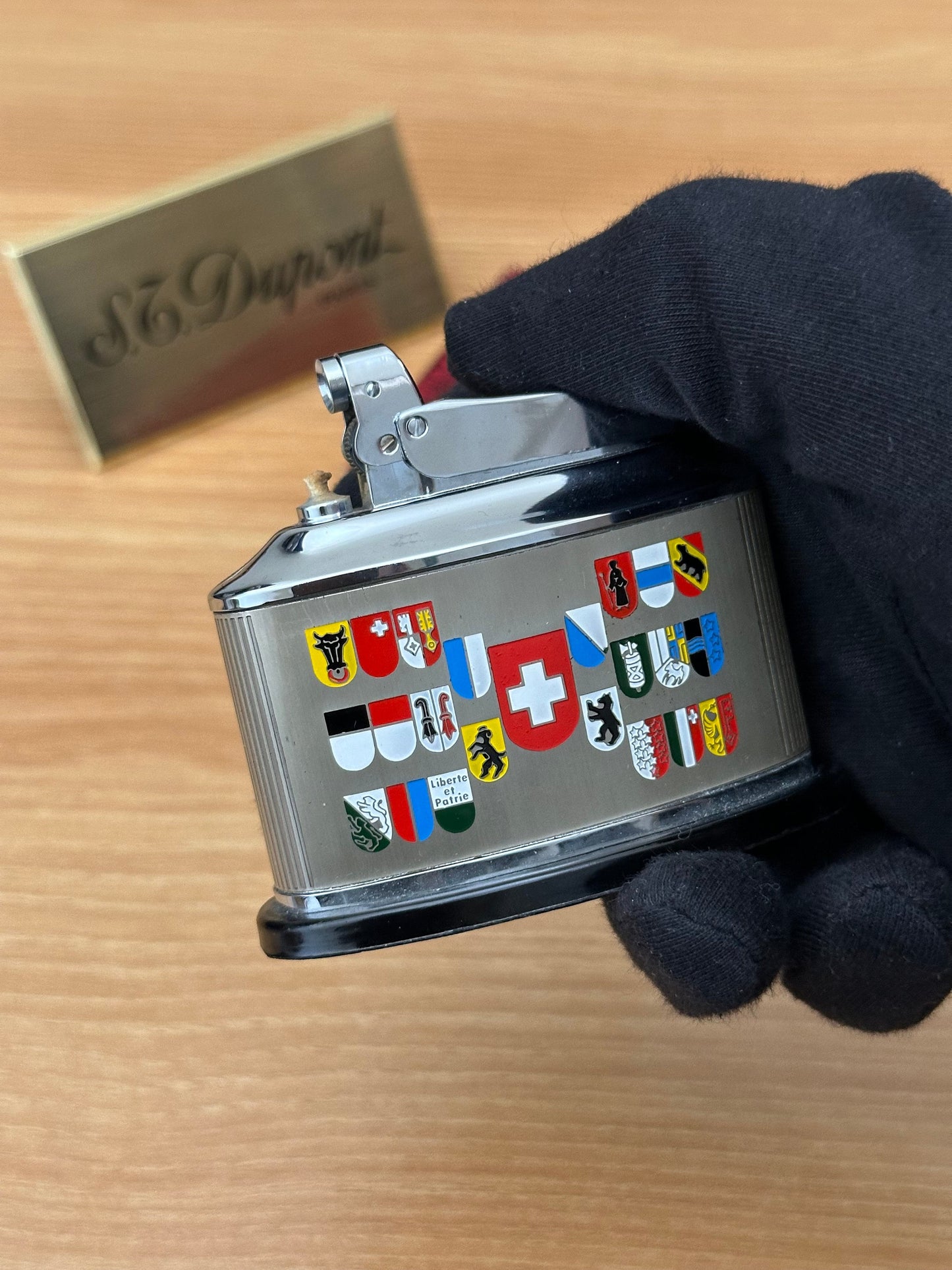 Vintage 1970 fluid benzine table lighter \ never used in good condition \ box included