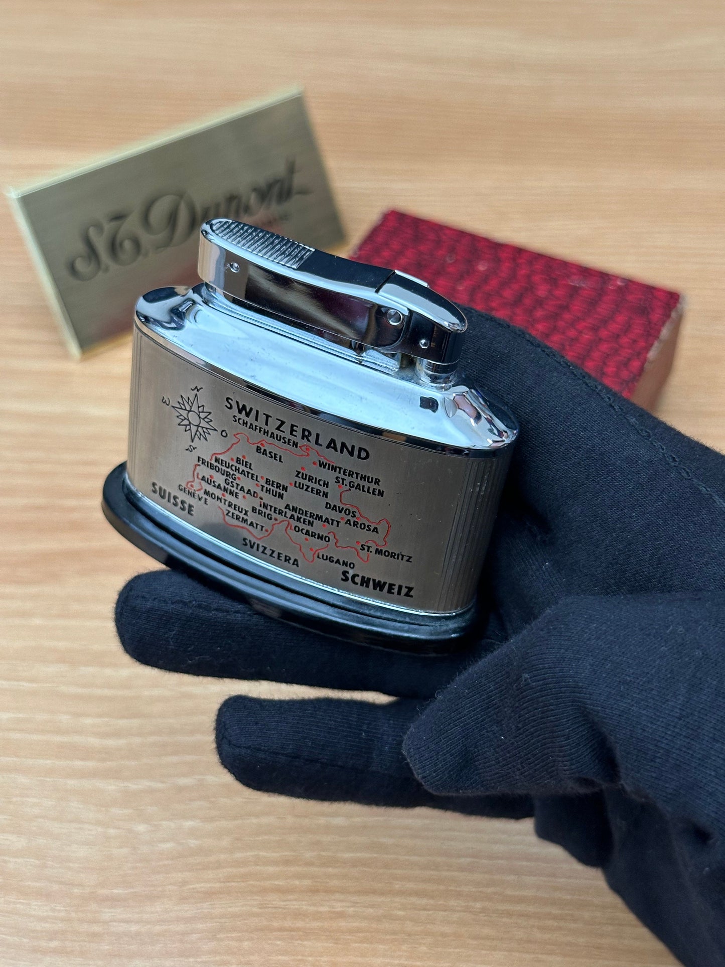 Vintage 1970 fluid benzine table lighter \ never used in good condition \ box included