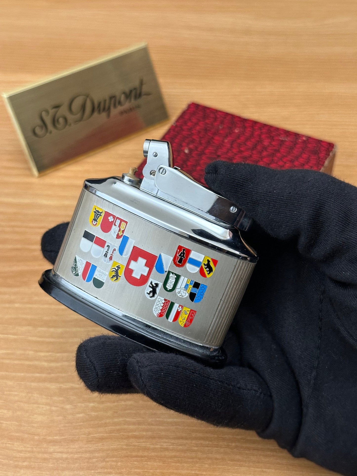 Vintage 1970 fluid benzine table lighter \ never used in good condition \ box included