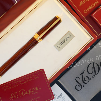 Vintage 1980s S.T. Dupont Montparnasse Chairman Fountain Pen – Grenat Natural Lacquer Guilloché & 24K Gold Finish – Hallmarked 18K Solid Gold Nib (M) – Full Set NOS