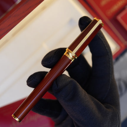 Vintage 1980s S.T. Dupont Montparnasse Chairman Fountain Pen – Grenat Natural Lacquer Guilloché & 24K Gold Finish – Hallmarked 18K Solid Gold Nib (M) – Full Set NOS