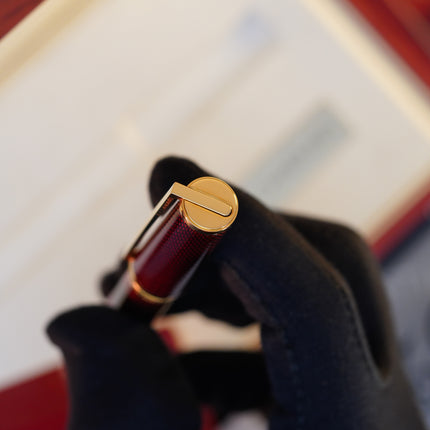 Vintage 1980s S.T. Dupont Montparnasse Chairman Fountain Pen – Grenat Natural Lacquer Guilloché & 24K Gold Finish – Hallmarked 18K Solid Gold Nib (M) – Full Set NOS