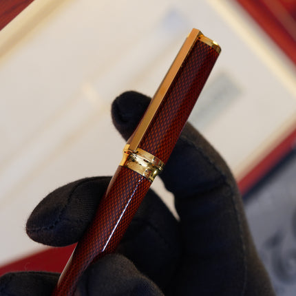 Vintage 1980s S.T. Dupont Montparnasse Chairman Fountain Pen – Grenat Natural Lacquer Guilloché & 24K Gold Finish – Hallmarked 18K Solid Gold Nib (M) – Full Set NOS