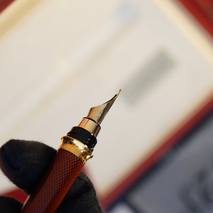 Vintage 1980s S.T. Dupont Montparnasse Chairman Fountain Pen – Grenat Natural Lacquer Guilloché & 24K Gold Finish – Hallmarked 18K Solid Gold Nib (M) – Full Set NOS
