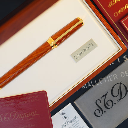 Vintage 1980s S.T. Dupont Montparnasse Chairman Fountain Pen – Amber Natural Lacquer Guilloché & 24K Gold Finish – Hallmarked 18K Solid Gold Nib (M) – Full Set NOS