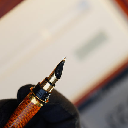 Vintage 1980s S.T. Dupont Montparnasse Chairman Fountain Pen – Amber Natural Lacquer Guilloché & 24K Gold Finish – Hallmarked 18K Solid Gold Nib (M) – Full Set NOS