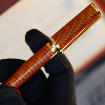 Vintage 1980s S.T. Dupont Montparnasse Chairman Fountain Pen – Amber Natural Lacquer Guilloché & 24K Gold Finish – Hallmarked 18K Solid Gold Nib (M) – Full Set NOS