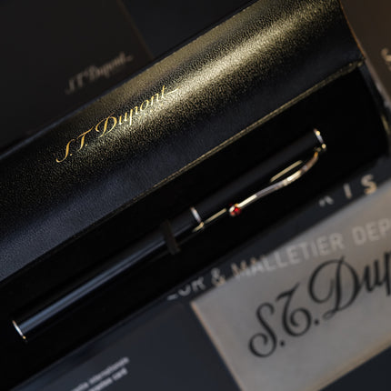 Vintage 1990s S.T. Dupont Fountain Pen – Natural Black Lacquer & Platinum Finish – Red Ruby-Style Cabochon Clip – Platinum-Finish Nib – Full Set NOS