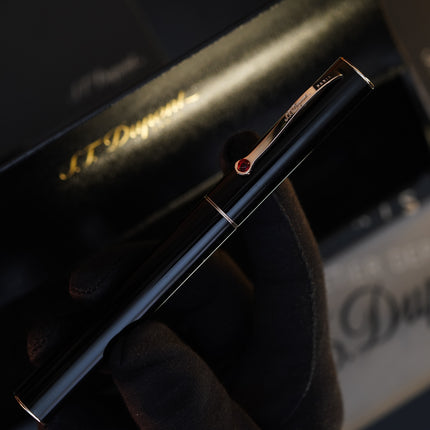 Vintage 1990s S.T. Dupont Fountain Pen – Natural Black Lacquer & Platinum Finish – Red Ruby-Style Cabochon Clip – Platinum-Finish Nib – Full Set NOS