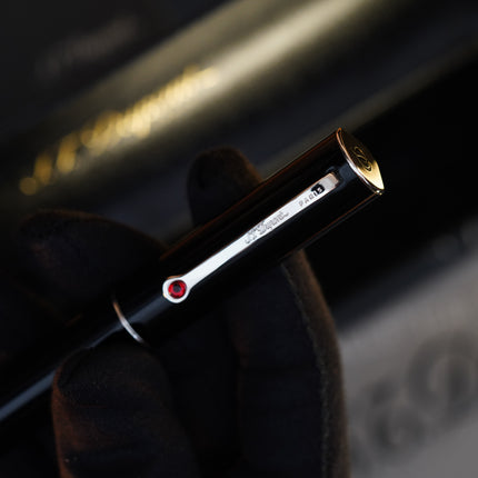 Vintage 1990s S.T. Dupont Fountain Pen – Natural Black Lacquer & Platinum Finish – Red Ruby-Style Cabochon Clip – Platinum-Finish Nib – Full Set NOS