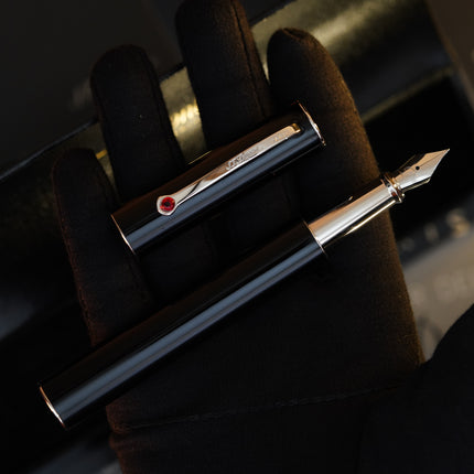 Vintage 1990s S.T. Dupont Fountain Pen – Natural Black Lacquer & Platinum Finish – Red Ruby-Style Cabochon Clip – Platinum-Finish Nib – Full Set NOS