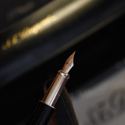 Vintage 1990s S.T. Dupont Fountain Pen – Natural Black Lacquer & Platinum Finish – Red Ruby-Style Cabochon Clip – Platinum-Finish Nib – Full Set NOS