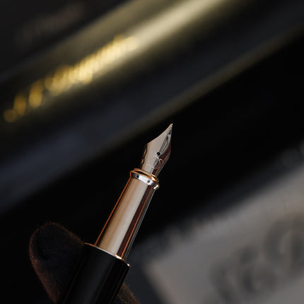 Vintage 1990s S.T. Dupont Fountain Pen – Natural Black Lacquer & Platinum Finish – Red Ruby-Style Cabochon Clip – Platinum-Finish Nib – Full Set NOS