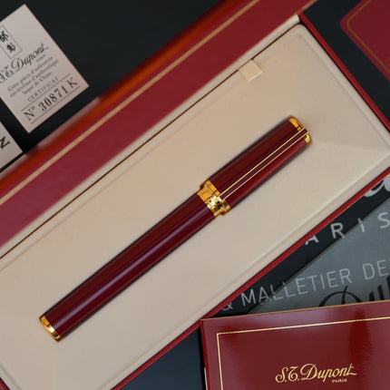 Vintage 1980s S.T. Dupont Luxury Fountain Pen – Deep Red Natural Lacquer & 24K Gold Finish – Hallmarked 18K Solid Gold Nib (M) – Full Set NOS