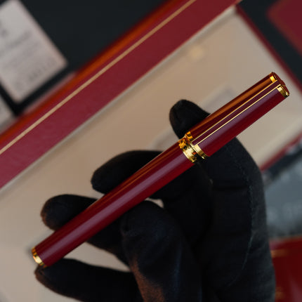 Vintage 1980s S.T. Dupont Luxury Fountain Pen – Deep Red Natural Lacquer & 24K Gold Finish – Hallmarked 18K Solid Gold Nib (M) – Full Set NOS