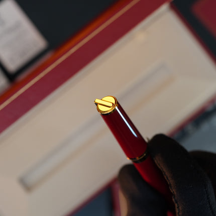 Vintage 1980s S.T. Dupont Luxury Fountain Pen – Deep Red Natural Lacquer & 24K Gold Finish – Hallmarked 18K Solid Gold Nib (M) – Full Set NOS