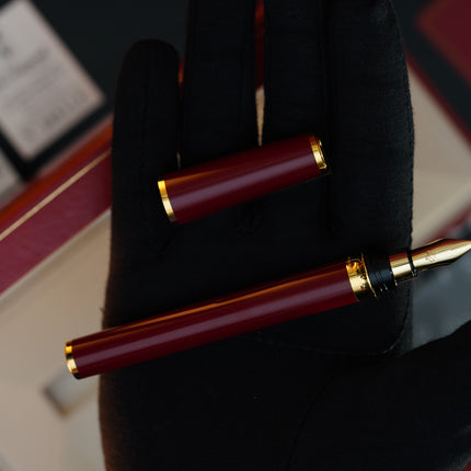 Vintage 1980s S.T. Dupont Luxury Fountain Pen – Deep Red Natural Lacquer & 24K Gold Finish – Hallmarked 18K Solid Gold Nib (M) – Full Set NOS