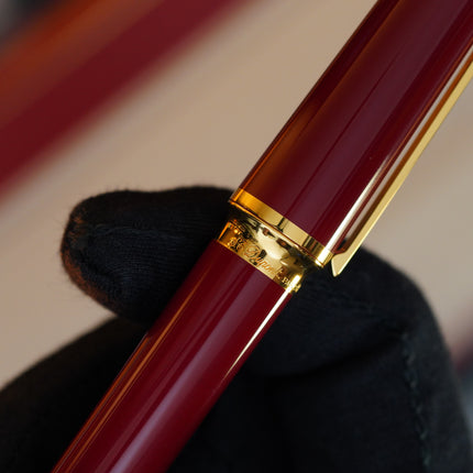Vintage 1980s S.T. Dupont Luxury Fountain Pen – Deep Red Natural Lacquer & 24K Gold Finish – Hallmarked 18K Solid Gold Nib (M) – Full Set NOS