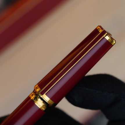 Vintage 1980s S.T. Dupont Luxury Fountain Pen – Deep Red Natural Lacquer & 24K Gold Finish – Hallmarked 18K Solid Gold Nib (M) – Full Set NOS