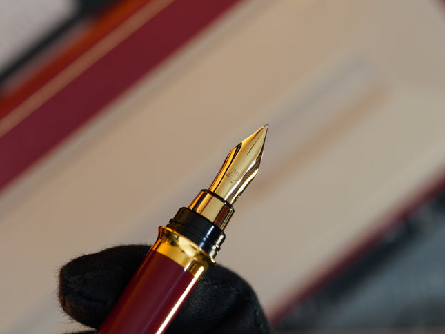 Vintage 1980s S.T. Dupont Luxury Fountain Pen – Red Natural Lacquer & 24K Gold Finish – Hallmarked 18K Solid Gold Nib (M) – Full Set NOS