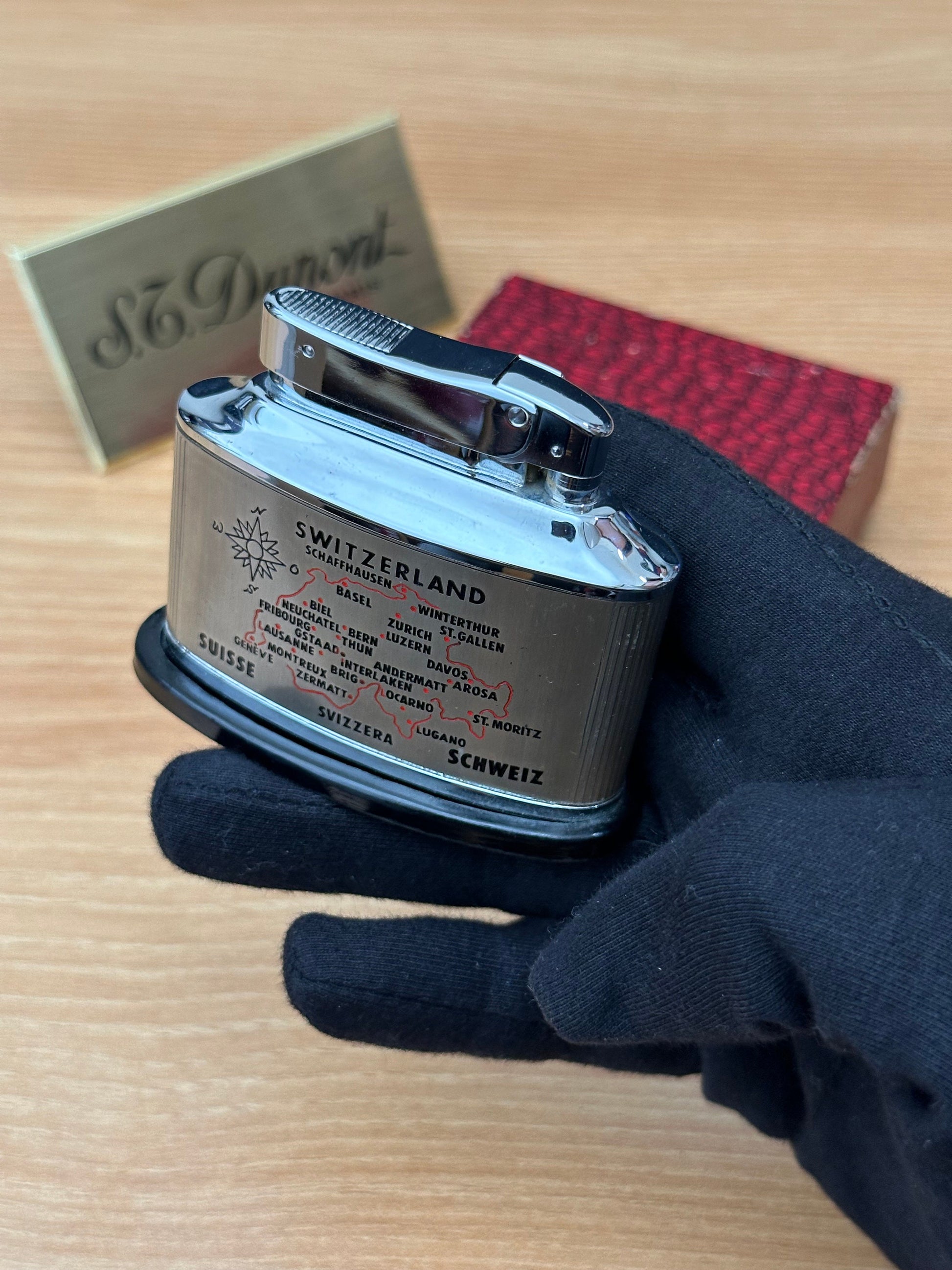 Vintage 1970 fluid benzine table lighter \ never used in good condition \ box included