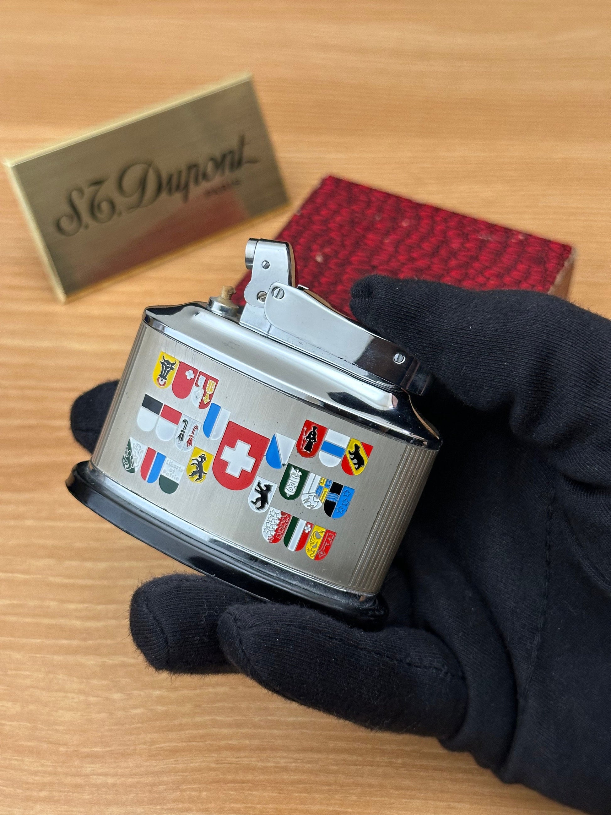 Vintage 1970 fluid benzine table lighter \ never used in good condition \ box included